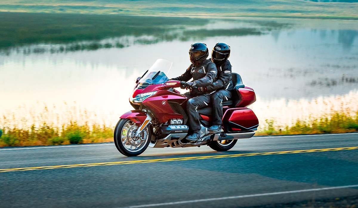 Rød Honda Gold Wing på tur